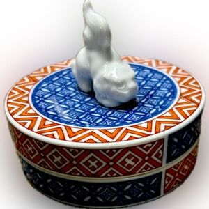 Antique retro Ceramic jar with foo dog